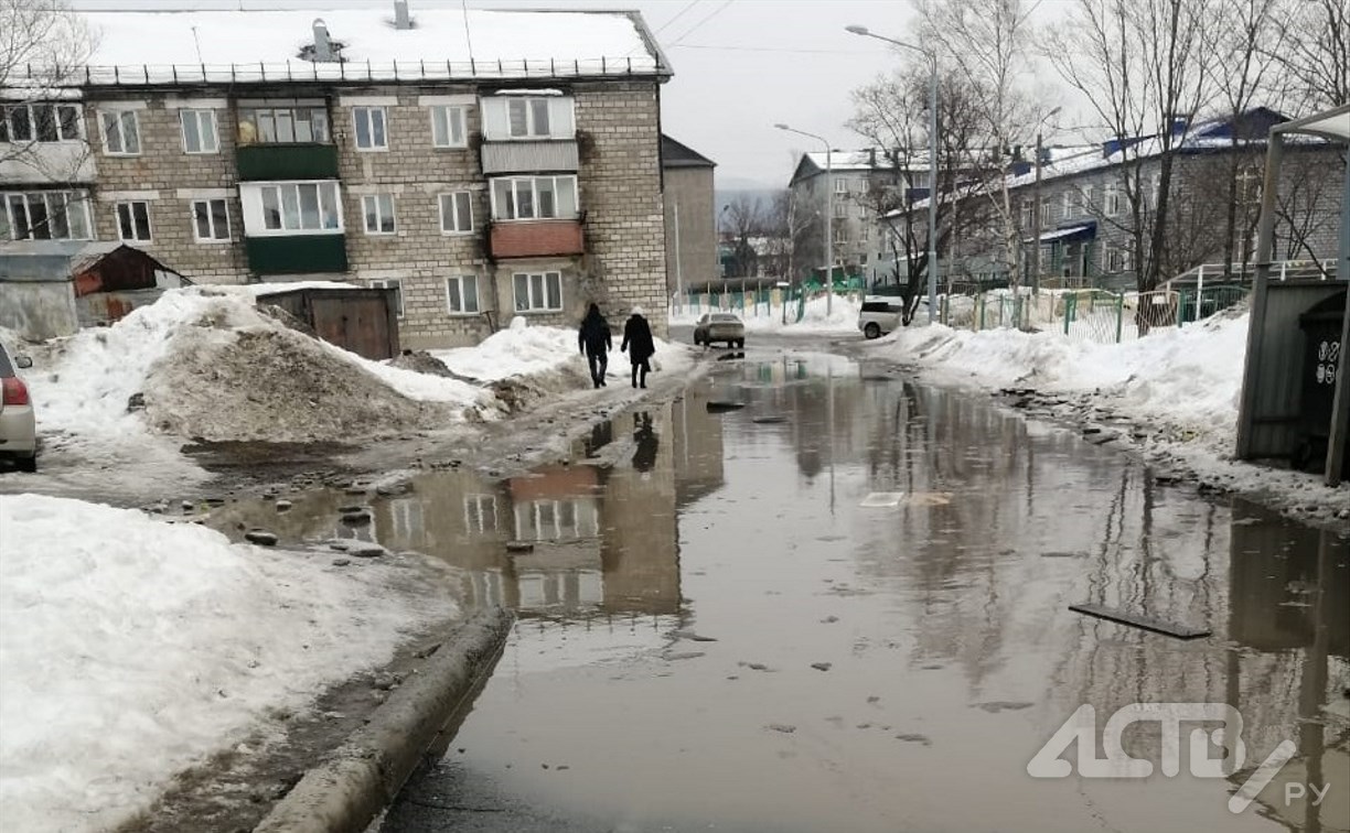 "Из дома выходить только в болотниках": двор Новоалександровска тонет в непроходимых лужах