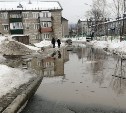 "Из дома выходить только в болотниках": двор Новоалександровска тонет в непроходимых лужах