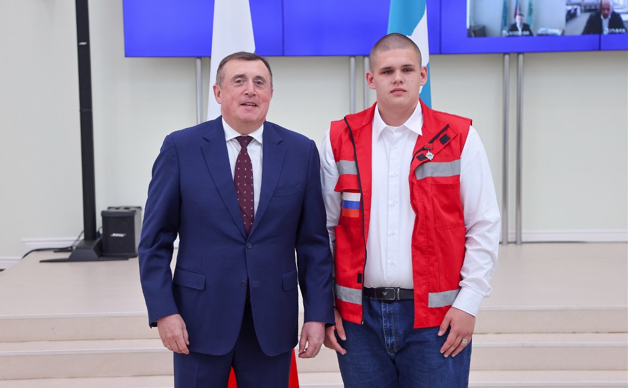 Волонтёр из Корсакова Максим Анищенко спас человека и удостоился нагрудного знака "Горячее сердце"