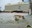 Началась вырубка сквера перед Домом правительства Сахалинской области