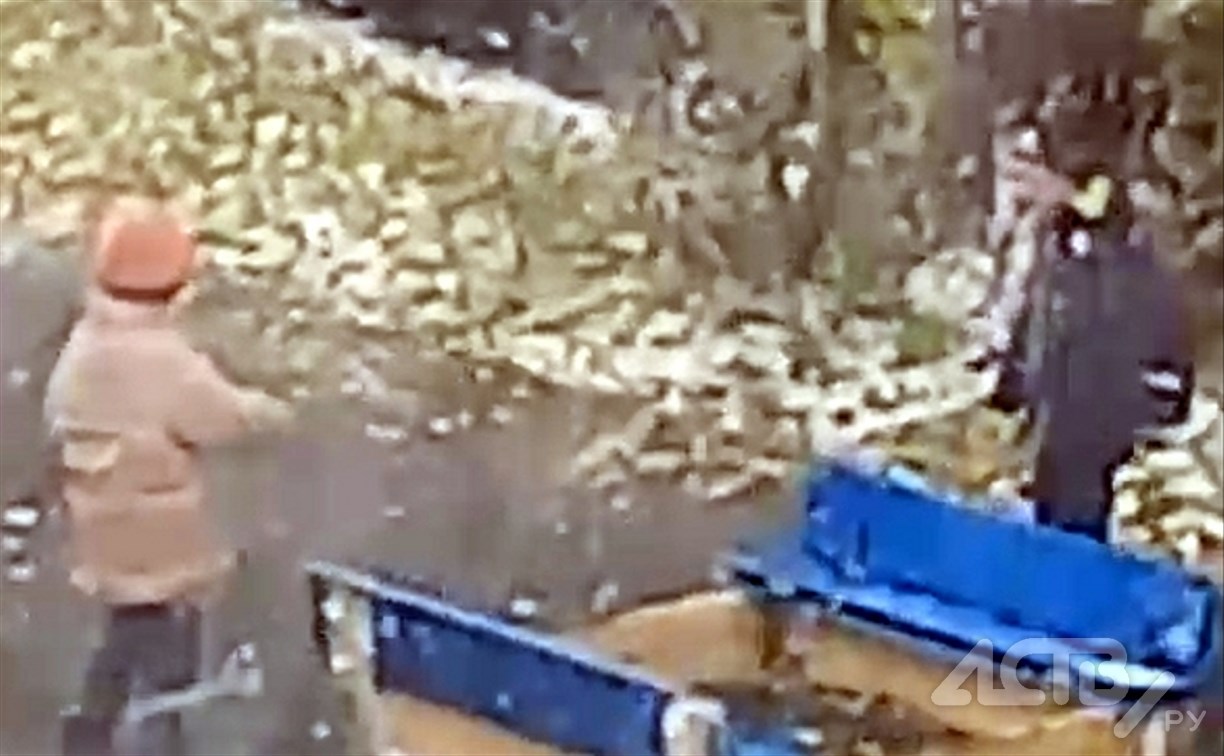 "Ногами разносят песочницу": двое малолетних южносахалинцев учатся быть вандалами в своем дворе 