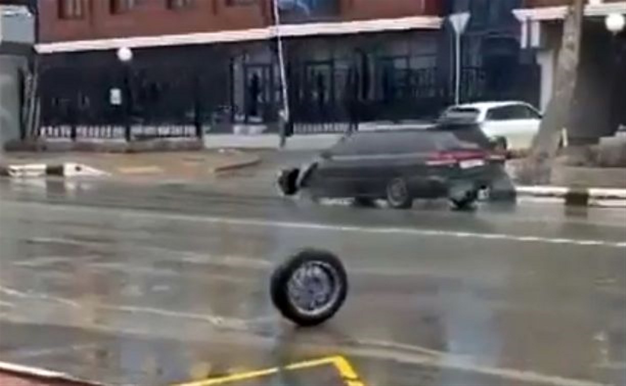 У Subaru в центре Южно-Сахалинска оторвало колесо