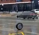 У Subaru в центре Южно-Сахалинска оторвало колесо