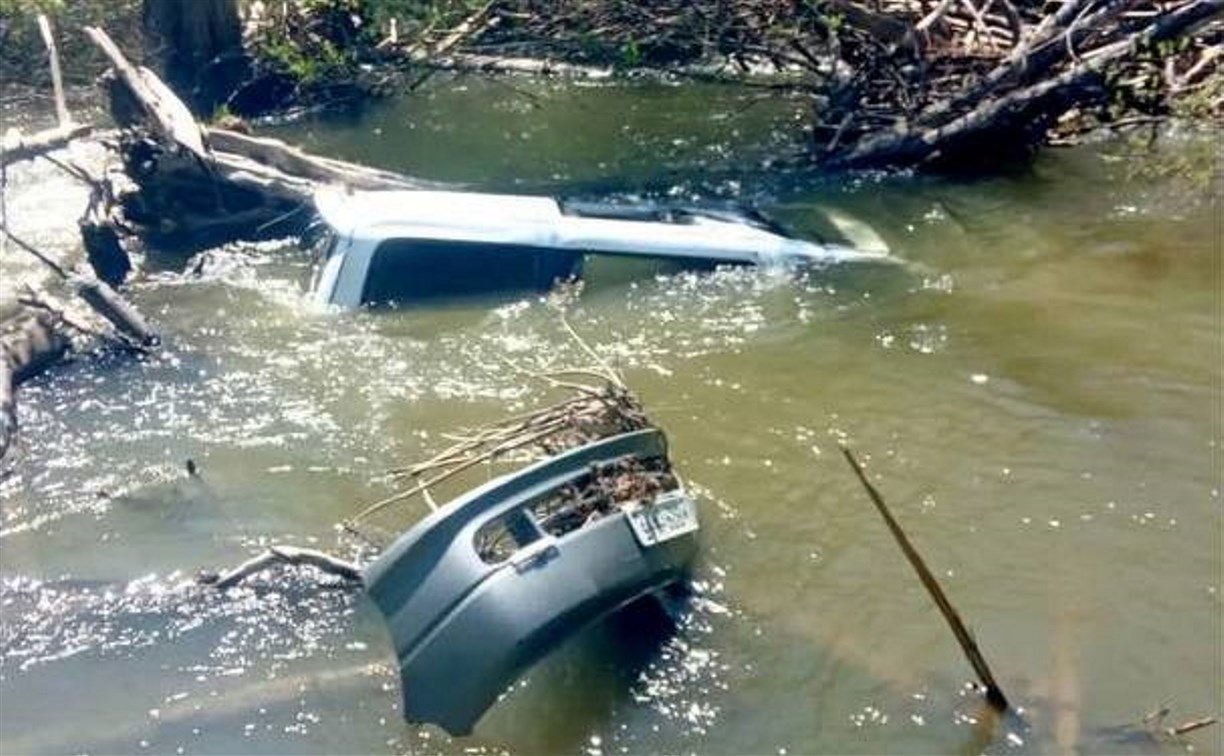 Сахалинец опрокинул угнанную машину в реку, пассажиров вытаскивали спасатели