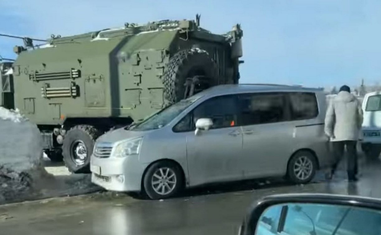 Военный грузовик в Южно-Сахалинске задним ходом врезался в микроавтобус