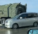 Военный грузовик в Южно-Сахалинске задним ходом врезался в микроавтобус