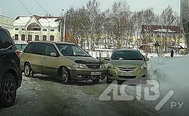 "Чьё авто?": минивэн во время парковки в Южно-Сахалинске задел хэтчбек