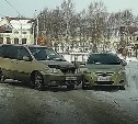 "Чьё авто?": минивэн во время парковки в Южно-Сахалинске задел хэтчбек 