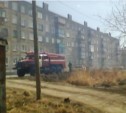 Горящая сухая трава чуть не сожгла гаражи в Корсакове  (ФОТО, ВИДЕО)