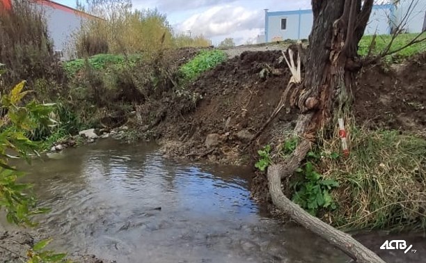 В Южно-Сахалинске снесли мостик, с которого горожане наблюдали за сливами нечистот в реку