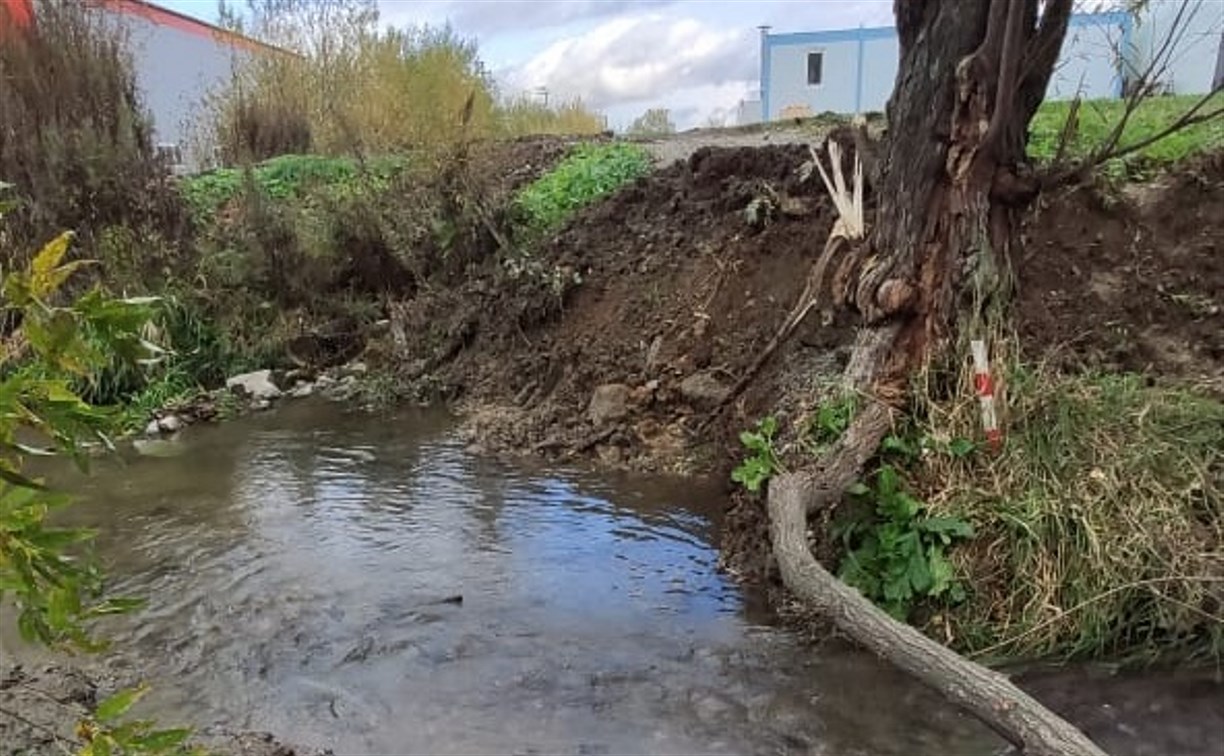 В Южно-Сахалинске снесли мостик, с которого горожане наблюдали за сливами нечистот в реку