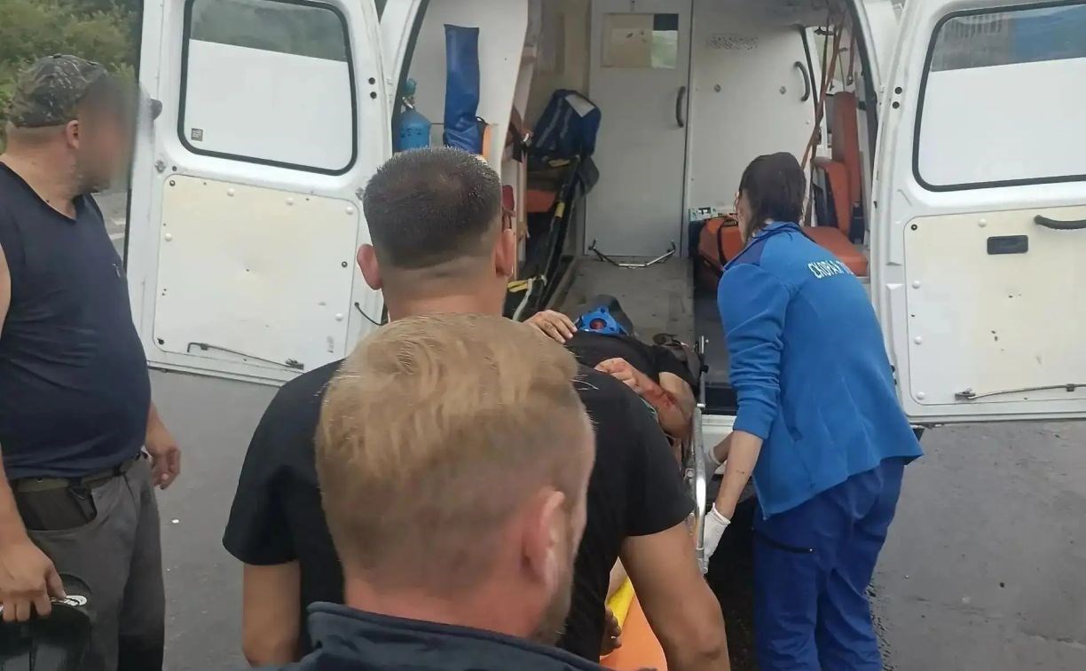 Три человека пострадали в жутком ДТП с грузовиком на Сахалине