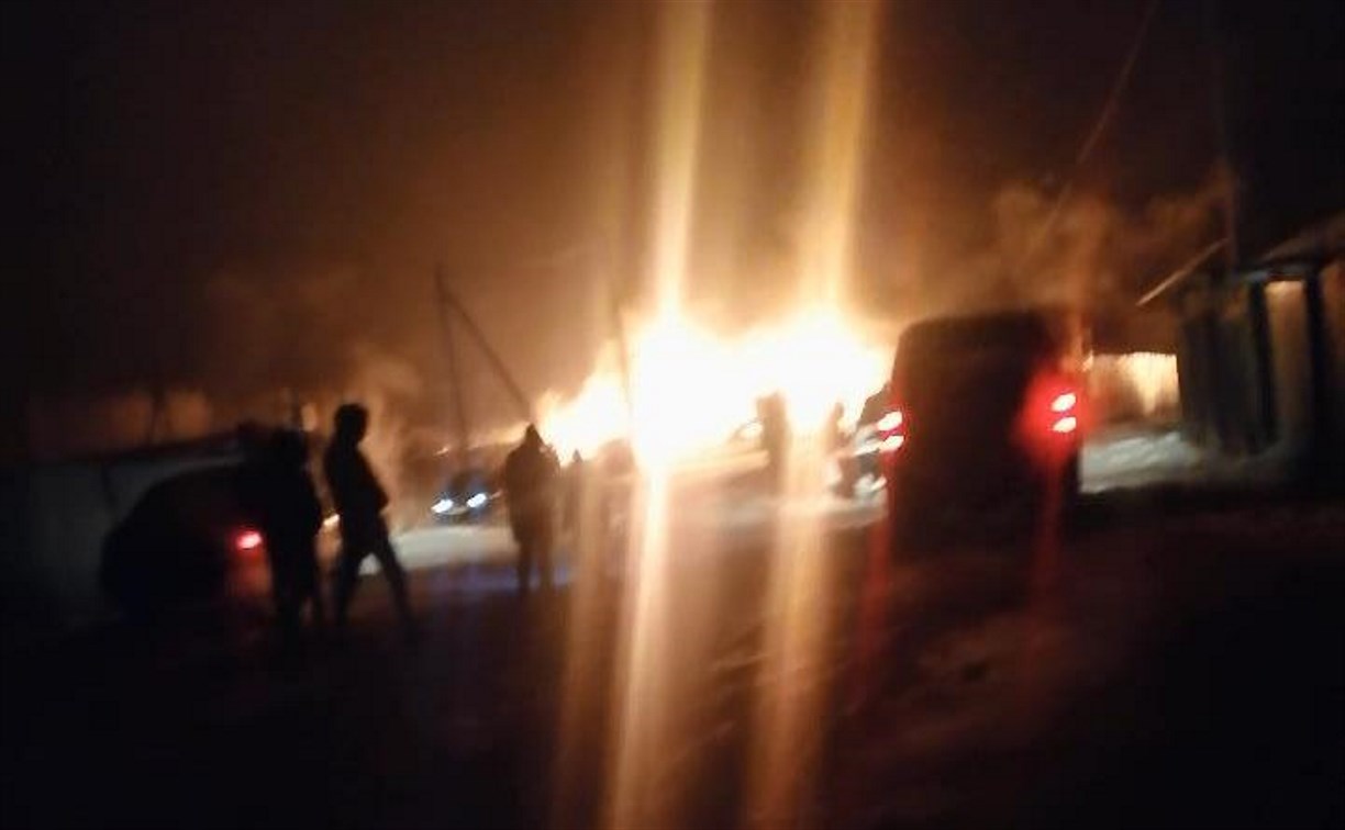 Два гаража с машинами и дровяник сгорели ночью в селе Ныш