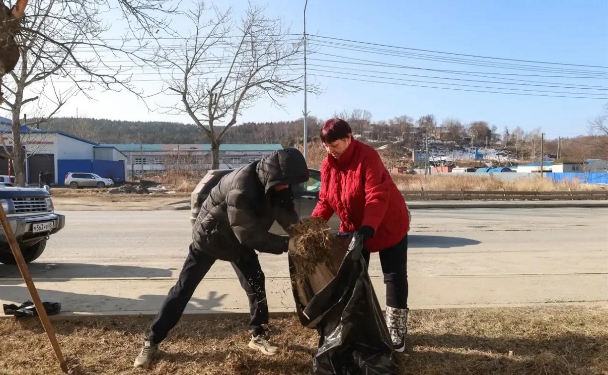 В Корсакове первая "Чистая пятница" собрала сотню жителей
