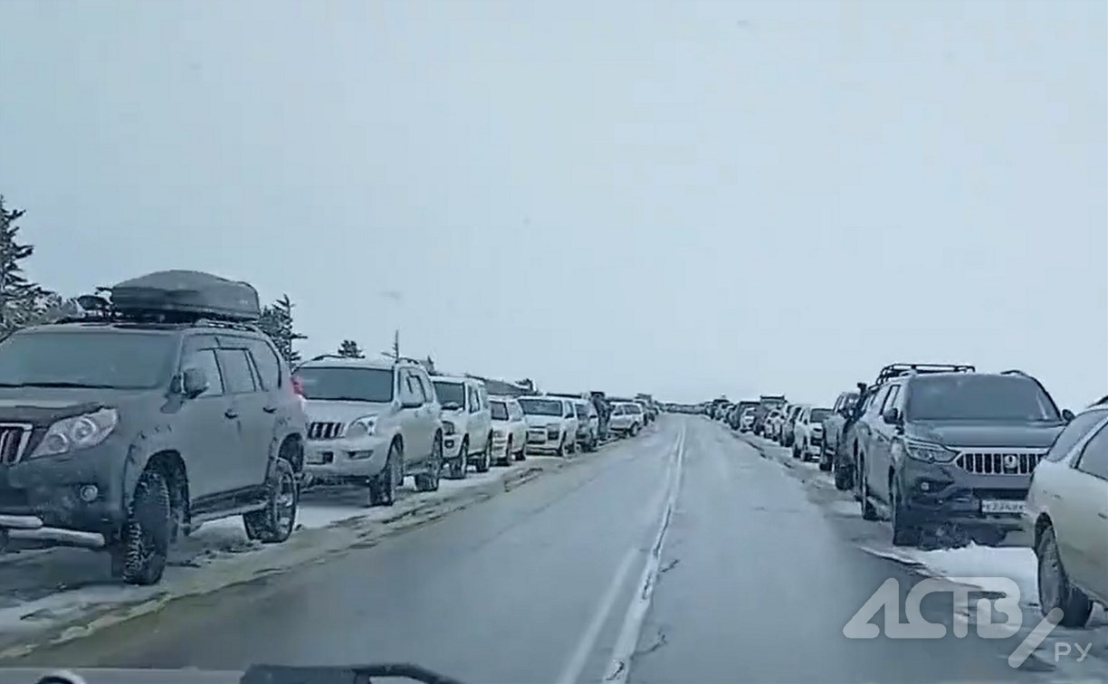 "Сегодня мой выходной": охотники за зубарем запарковали побережье в Охотском на несколько км 