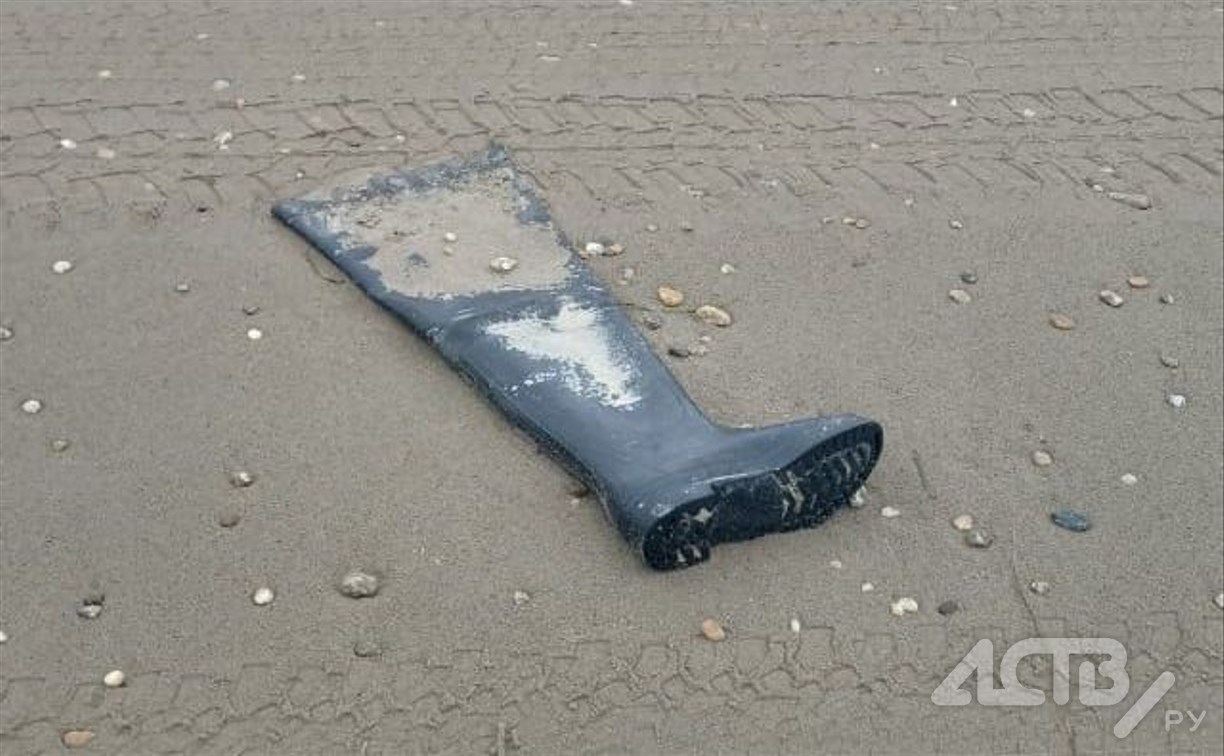 Вещи обнаружили на берегу моря в Охотском во время поисков пропавшего рыбака