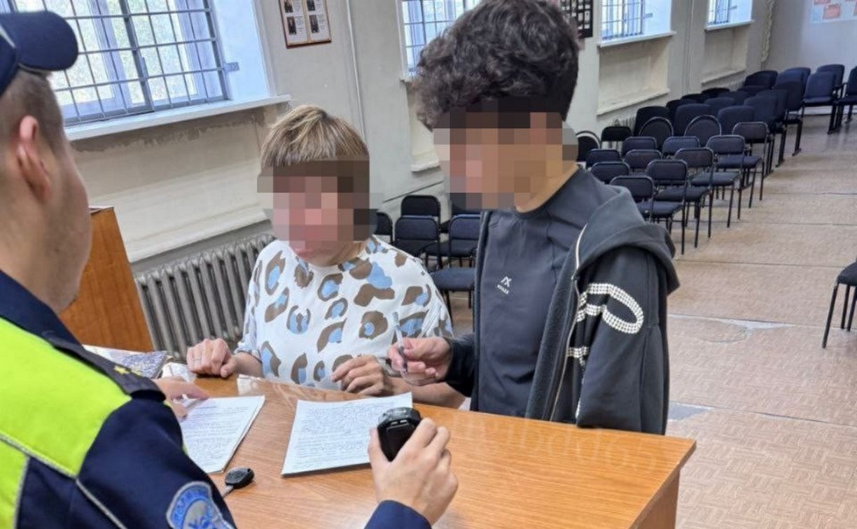 В Охе 15-летний подросток управлял автомобилем по просьбе матери