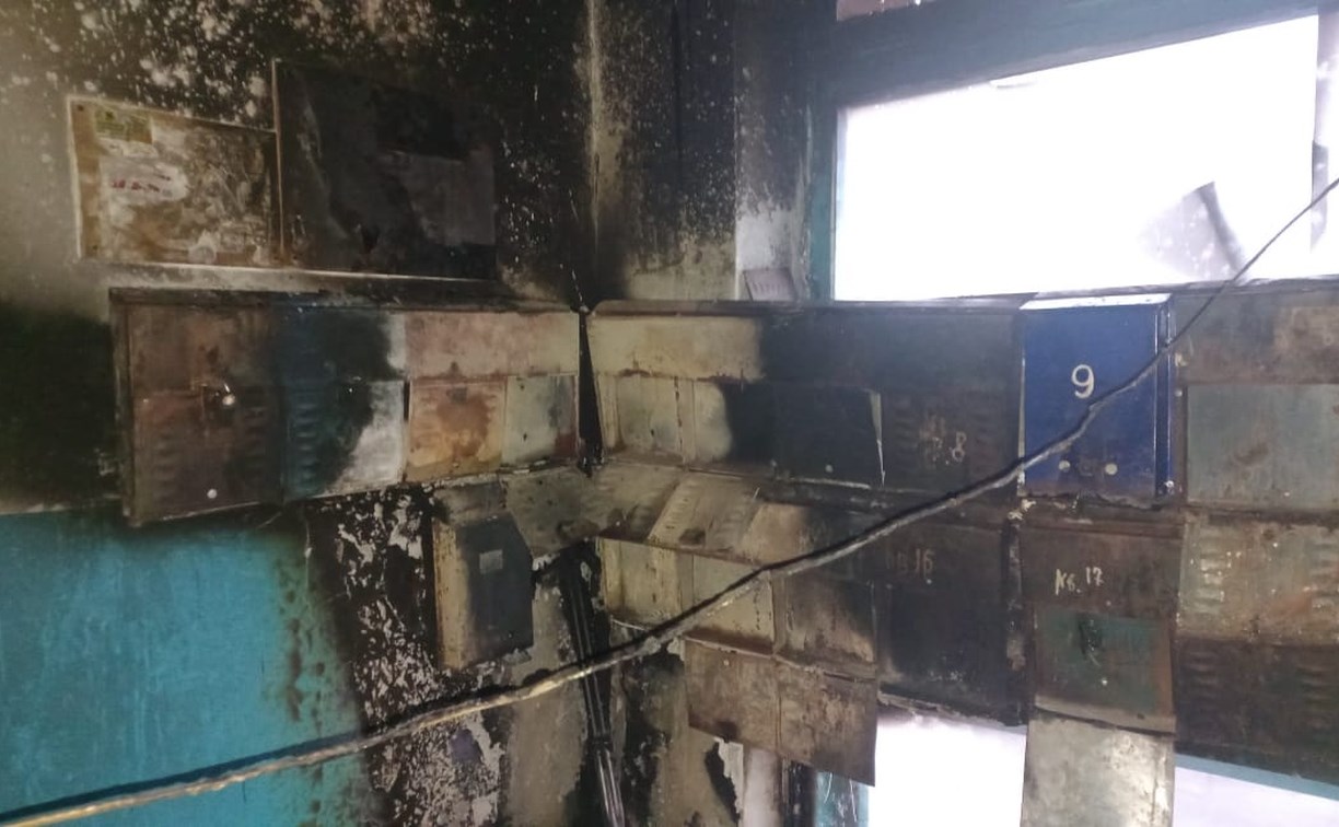 Пламя в долинском подъезде уничтожило почтовые ящики и велосипед