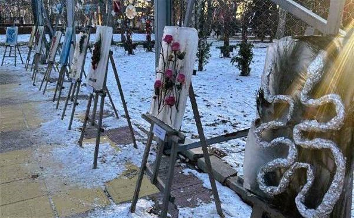 "Хрустальный вернисаж": в парке Южно-Сахалинска открылась выставка ледовых картин