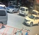 Сахалинка врезалась в припаркованный автобус, посмотрела на него и уехала