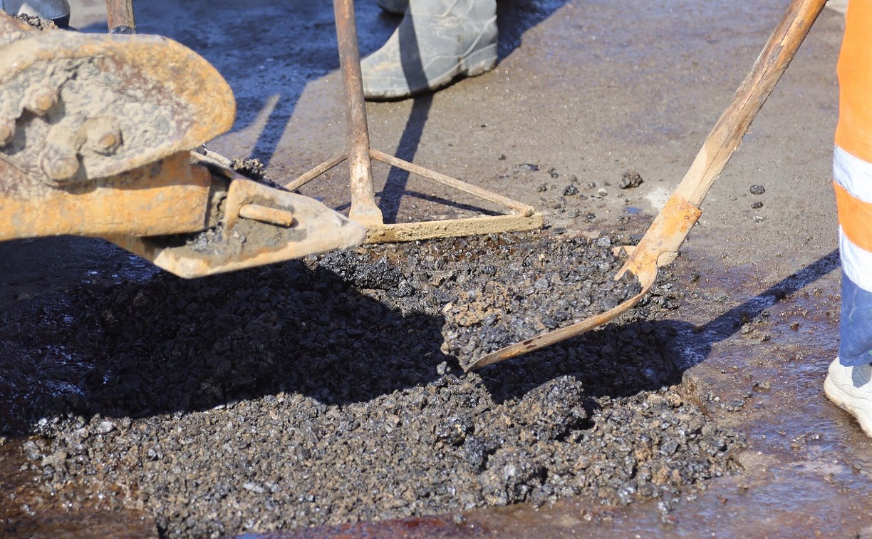 На дорогах Невельска ликвидируют более 200 ям