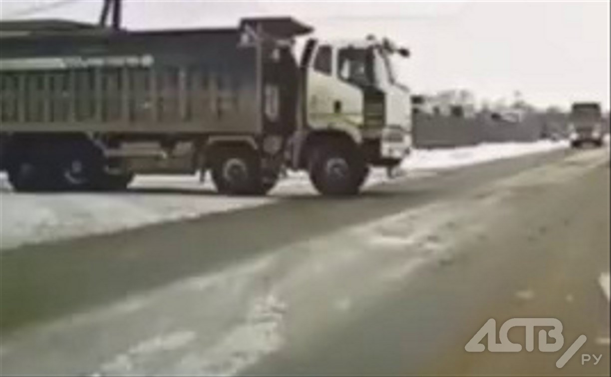 Выезжают вслепую: опасный манёвр сняли на улице Фархутдинова в Южно-Сахалинске