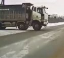 Выезжают вслепую: опасный манёвр сняли на улице Фархутдинова в Южно-Сахалинске