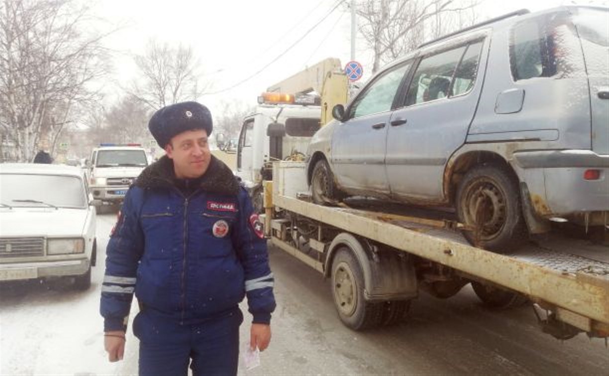 За нарушения парковки сахалинские инспекторы эвакуировали 14 авто за день