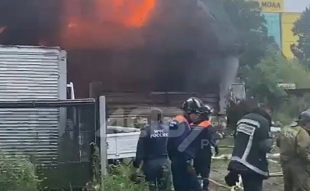 Очевидцы: школьник выпрыгнул из окна горящего дома на Сахалине