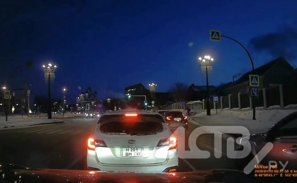 В Южно-Сахалинске сняли на видео "учителя" на дороге, чтобы тот посмотрел на себя со стороны