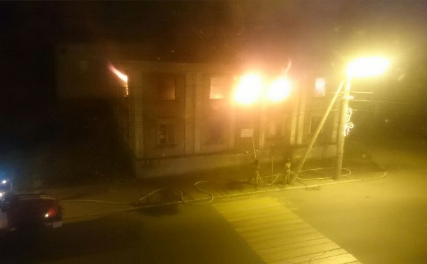 Линия электропередач вспыхнула из-за пожара в Холмске