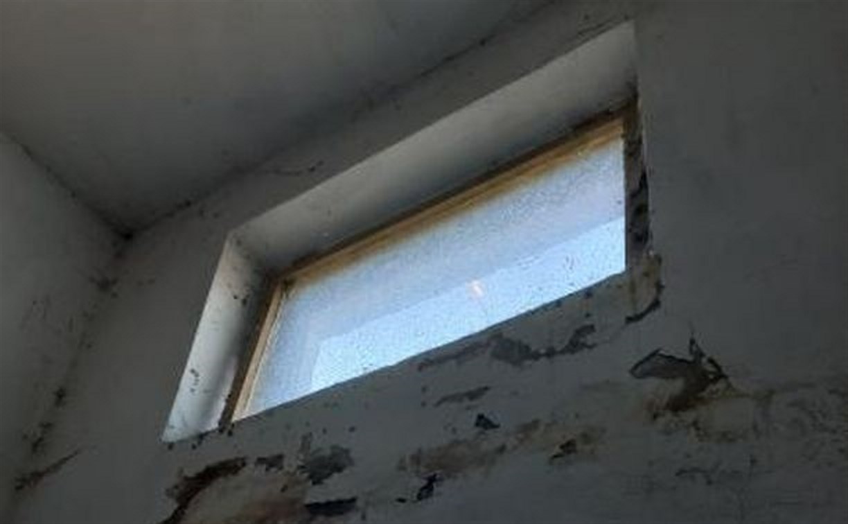 На Сахалине жителям села предложили самим отремонтировать дом с плесенью и грибком