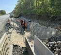 На охотской трассе продолжаются работы по устройству земполотна и лотков в кюветах возле моста через Христофоровку