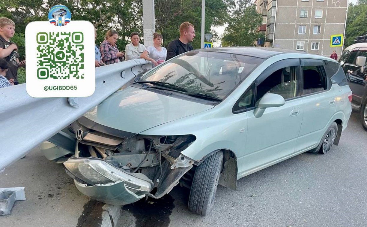 Автомобиль в Корсакове врезался в дорожное ограждение - пострадал водитель Автомобиль в Корсакове врезался в дорожное ограждение - пострадал водитель