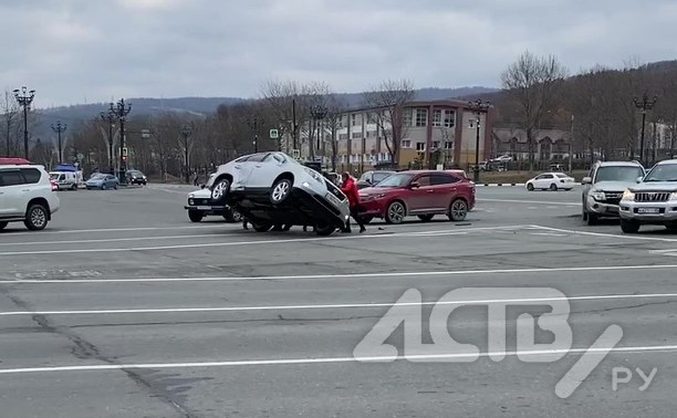 "Девушка была в шоковом состоянии": видео первых минут после ДТП на кольце в Южно-Сахалинске