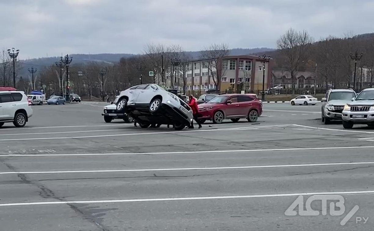 "Девушка была в шоковом состоянии": видео первых минут после ДТП на кольце в Южно-Сахалинске