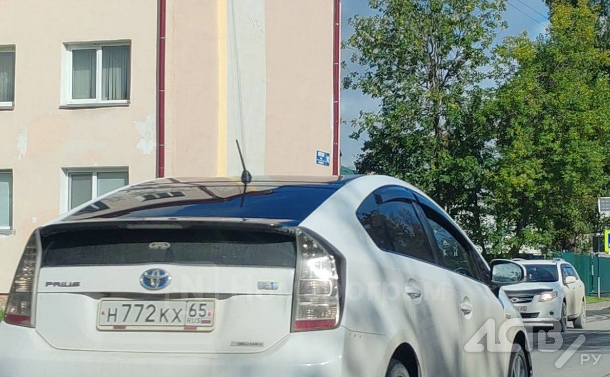 Опасные манёвры: автомобиль Toyota Prius в Южно-Сахалинске промчался по встречке и "зебре"