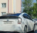 Опасные манёвры: автомобиль Toyota Prius в Южно-Сахалинске промчался по встречке и "зебре"