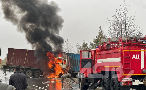 Фура загорелась на сахалинской трассе - к месту ЧП съехались пожарные