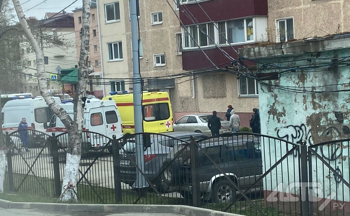 На улице в Южно-Сахалинске медики спасали мужчину, который шёл и упал