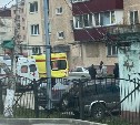 На улице в Южно-Сахалинске медики спасали мужчину, который шёл и упал