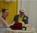 Пара стиляг из Холмска сыграла свадьбу в День семьи, любви и верности (ФОТО, ВИДЕО)