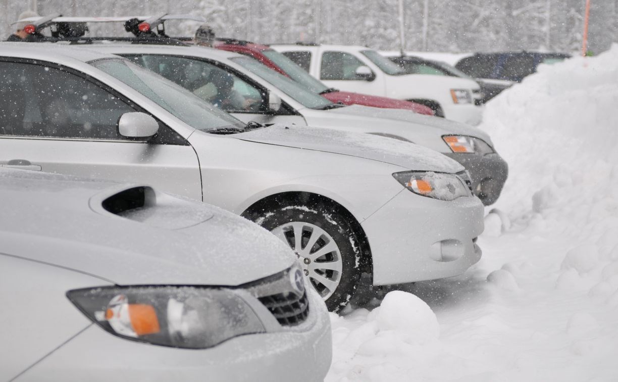 "Думал, что лобовуху потеряю": автомобилистов в Южно-Сахалинске предупредили о снежных "бомбочках"
