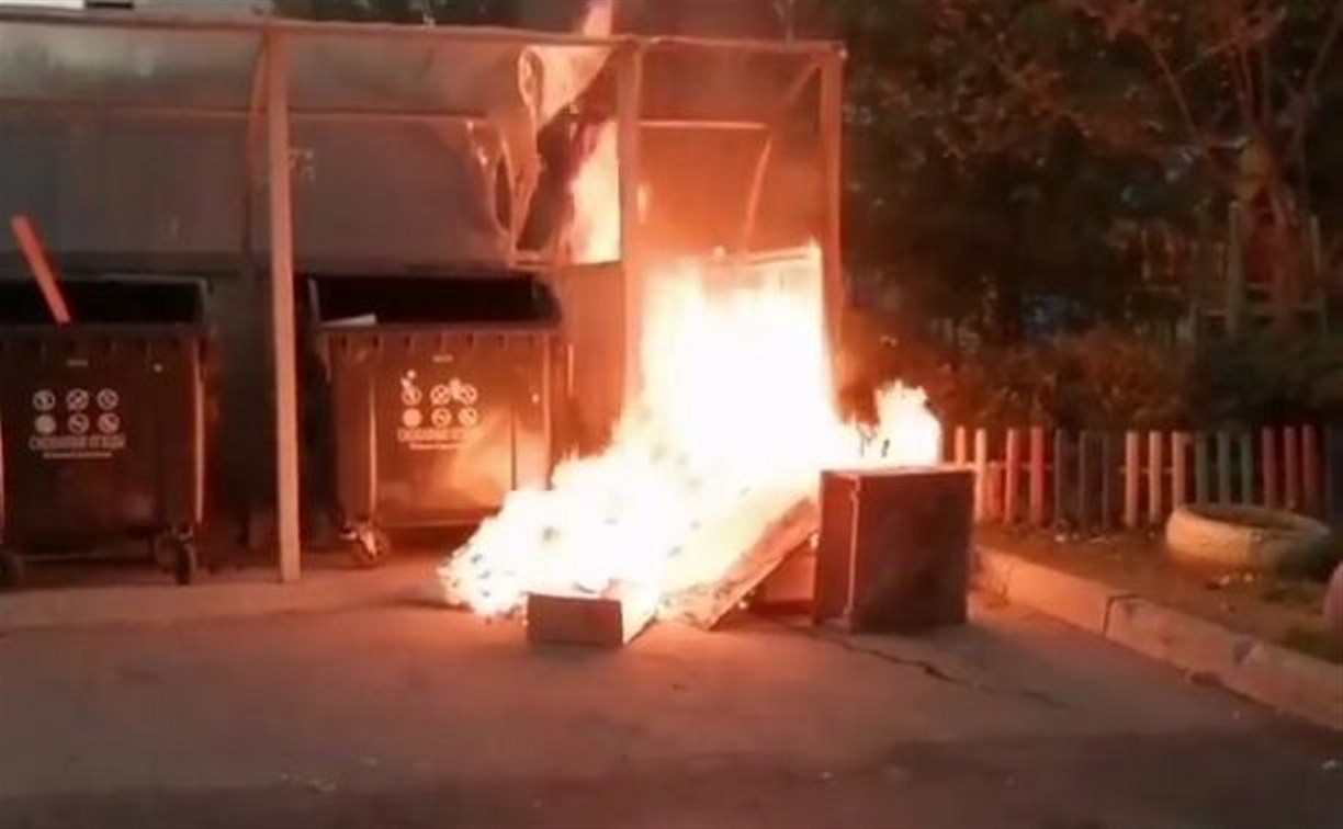Пожар тушили за универмагом "Сахалин" 