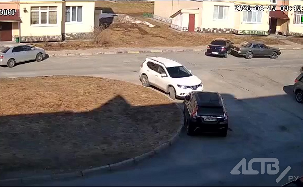 Автомобилистка врезалась в машину в Южно-Сахалинске и скрылась, но всё зафиксировала камера