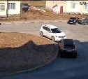 Автомобилистка врезалась в машину в Южно-Сахалинске и скрылась, но всё зафиксировала камера