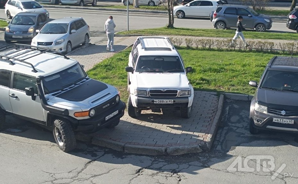 Паркуются друг на друге: автомобилисты вновь жалуются на заторы возле поликлиники в Южно-Сахалинске