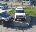 Паркуются друг на друге: автомобилисты вновь жалуются на заторы возле поликлиники в Южно-Сахалинске