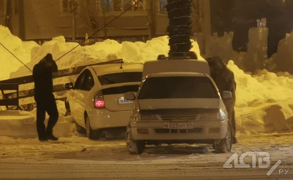 "Капот стоял домиком": автомобиль Toyota Prius врезался в ограждение в центре Южно-Сахалинска