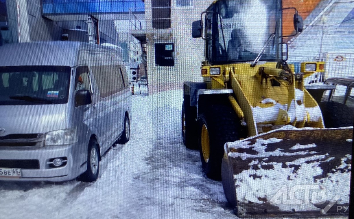 Тёмный автомобиль столкнулся с погрузчиком и скрылся с места ДТП в Южно-Сахалинске